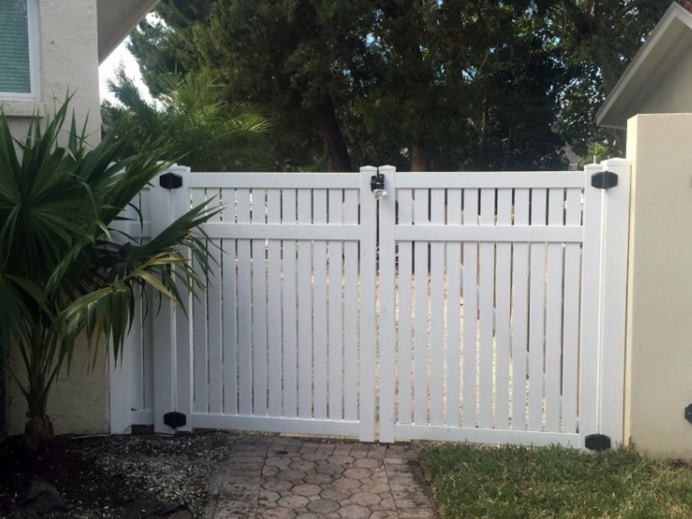 Sarasota, Florida Vinyl Fence Imperial style