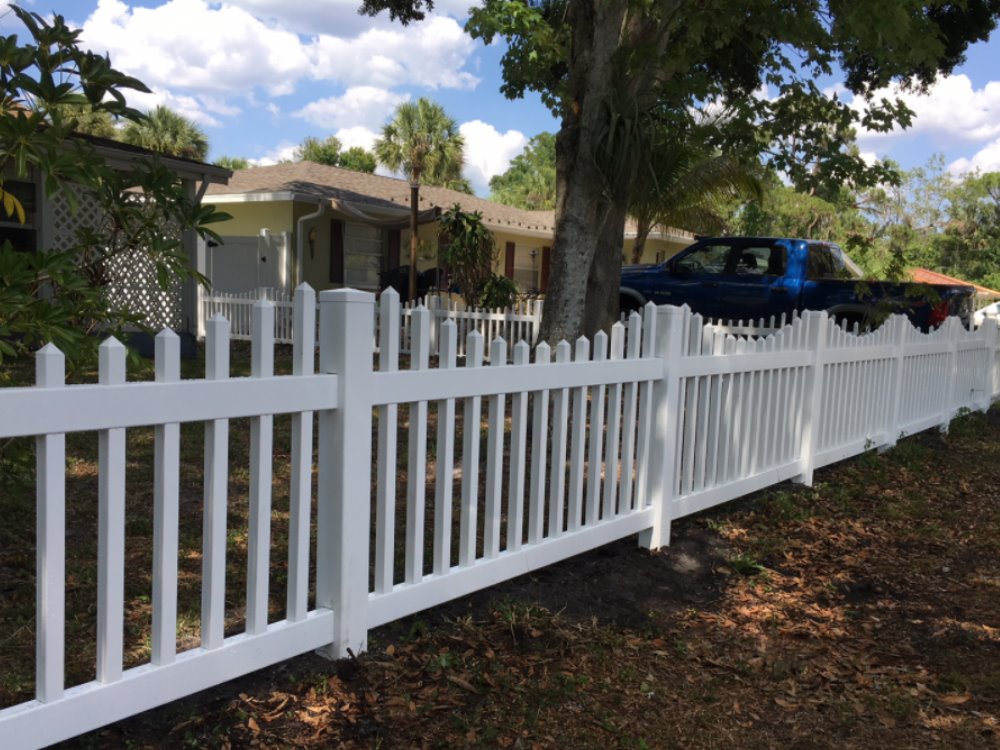 Sarasota, Florida Vinyl Fence Manchester style