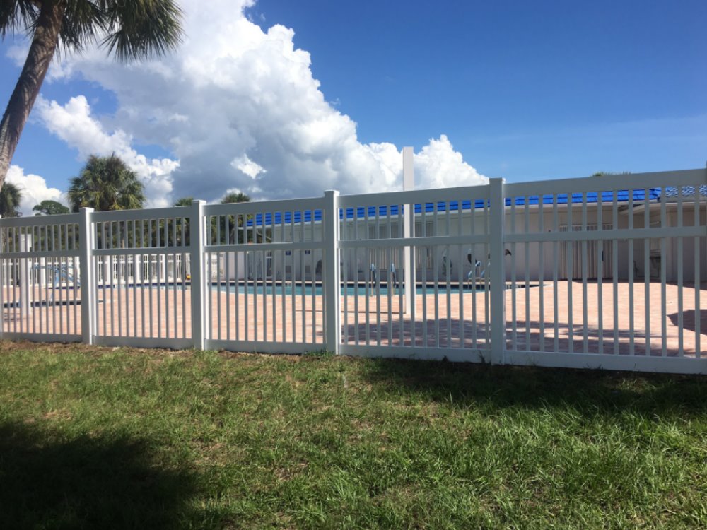 Commercial vinyl fence installation company in Sarasota Florida
